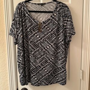 💜3/$15 Black and White Patterned Women Top